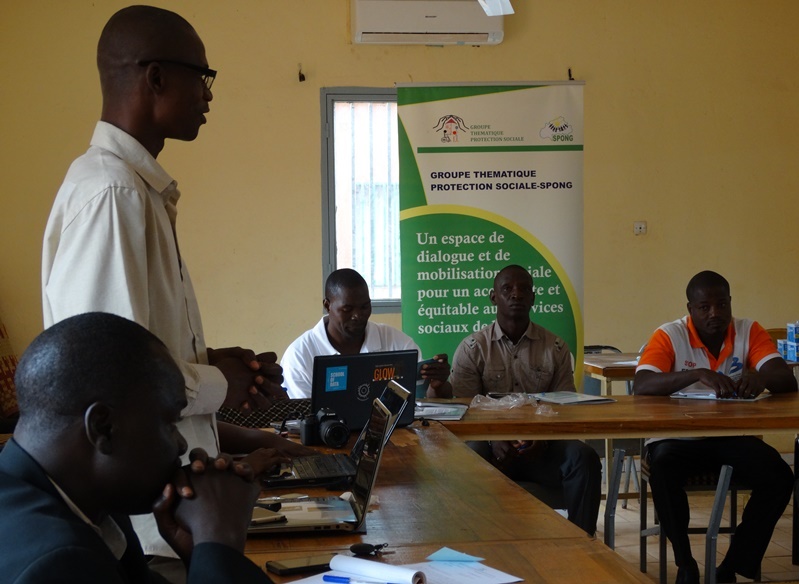 Nadiéba Namoussa, le point focal du SPONG exposant aux participants les constats observés sur le terrain lors de l'enquête terrain