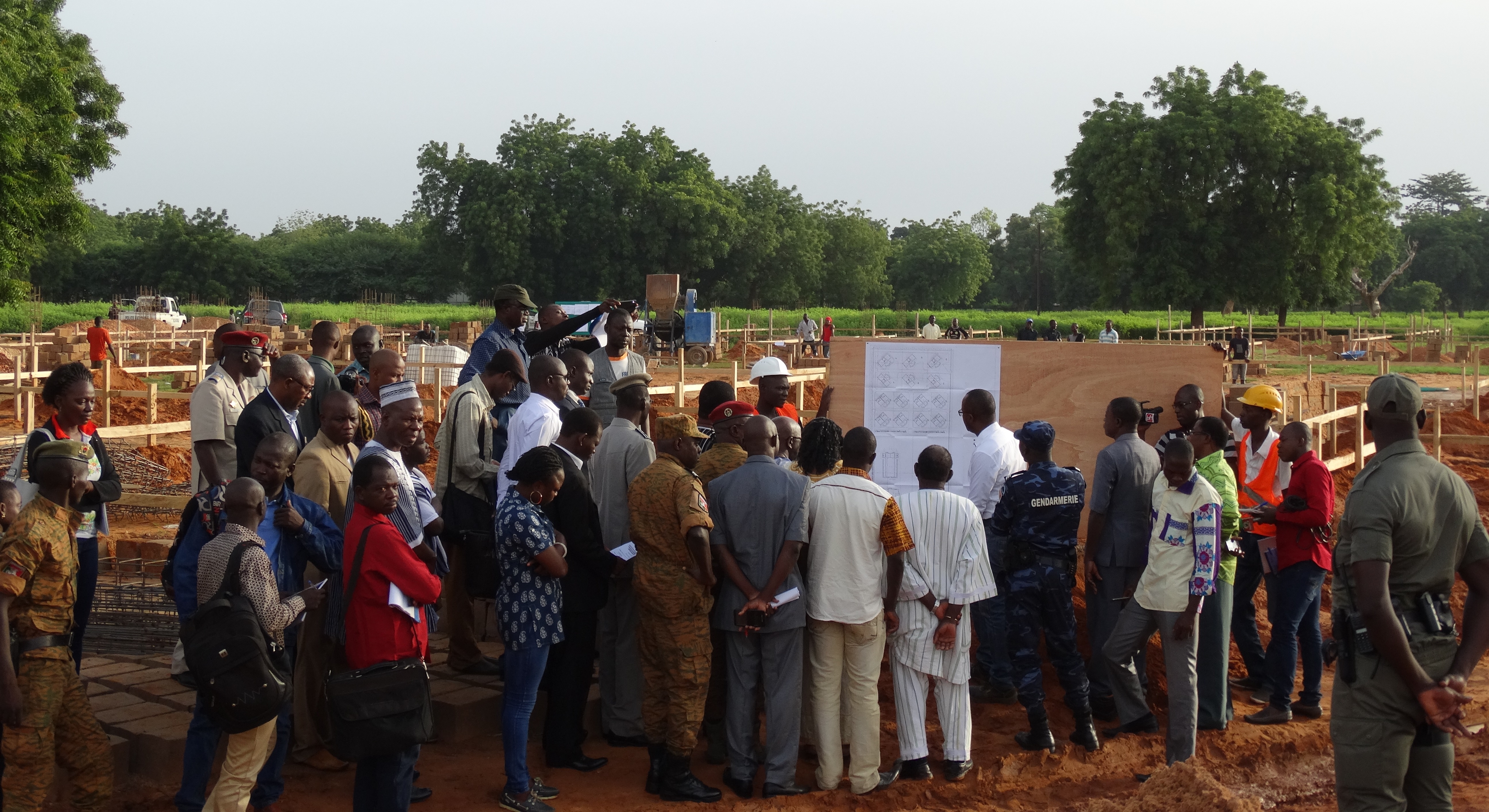 Simon Compaoré, président du comité d'organisation du 11 décembre en visite de chantiers avec à sa gauche son collègue Eric Bougouma des infrastructures © Burkina24