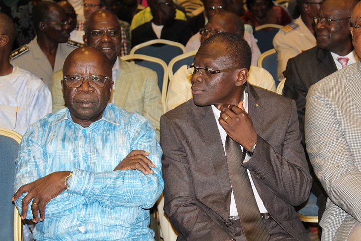 Le CESDS veut être un outil d'aide à la décision. Ici deux membres du gouvernement burkinabè, dont le ministre de la sécurité (à gauche), lors du lancement - © Burkina24