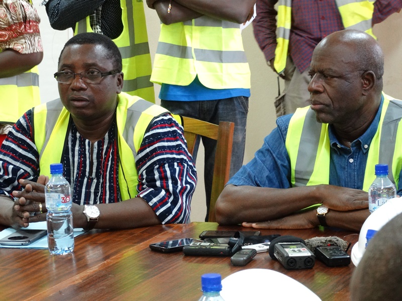 Araba Jules Ouédraogo, directeur de l'ONEA, à gauche, rend compte au ministre de l'état d'avancement des travaux en mi-visite du chantier © Burkina24