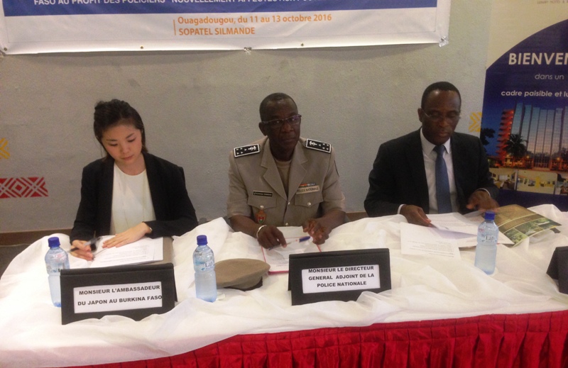 Aperçu du Présidium lors de la cérémonie d'ouverture.