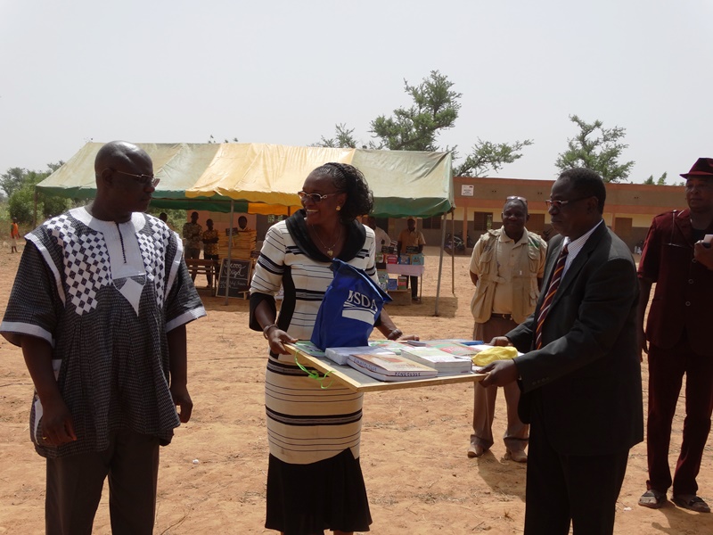 La gouverneure Nandy Somé Diallo a reçu un échantillon de Moussa Dominique Bangré du CRS qu'elle a remis aux directeurs provinciaux de l'éducation © Burkina24