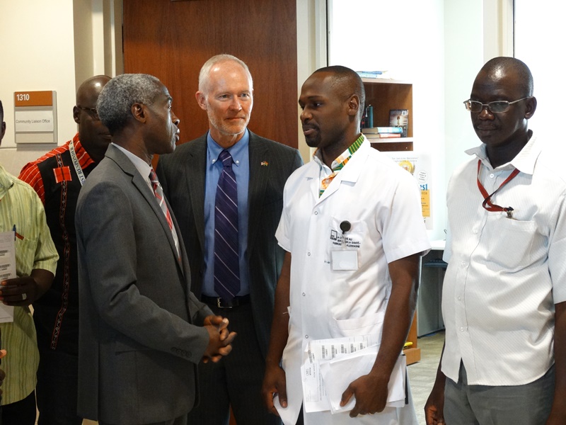 L'ambassadeur Mushingi accompagné de son premier conseiller s'entretient avec le Dr Konseybo Alain du centre régional de transfusion sanguine.