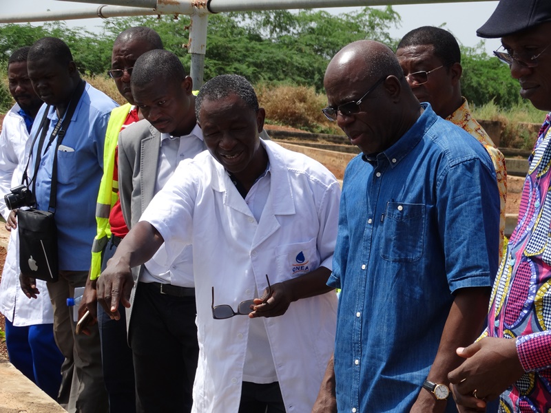 Le ministre Niouga Ambroise Ouédraogo (habit jeans) se fait expliquer le processus de purification de l'eau à travers l'élevage des poissons par l'environnementaliste Augustin Néya © Burkina24