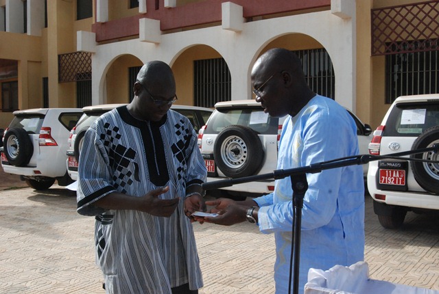 Le ministre de la santé (à gauche) recevant symboliquement les clés des véhicules des mains du coordonnateur du PADS