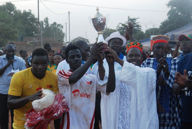 Le parrain, sa majesté Naaba Saneem remettant le trophée au capitaine de Jagalo, vainqueur de la finale