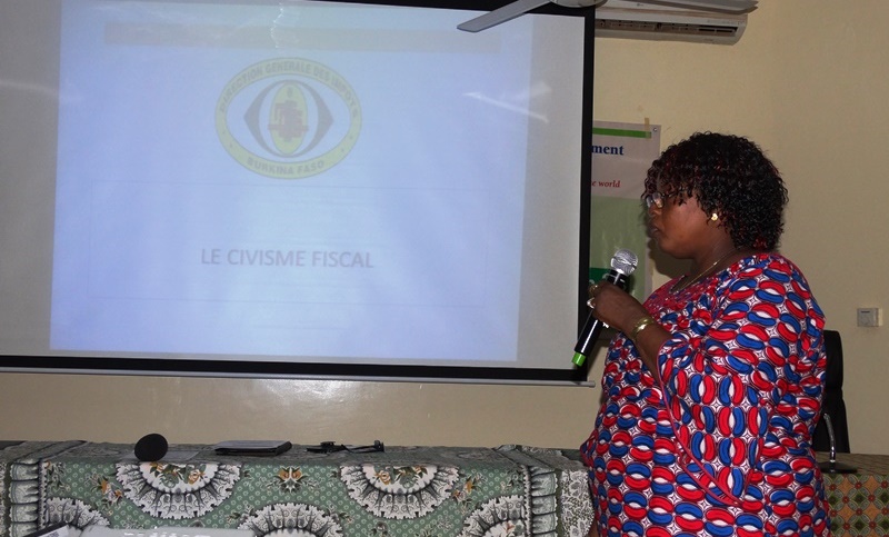 Marise Moise Kaboré, directrice provincial des impôts a entretenu les participants sur le civisme fiscal