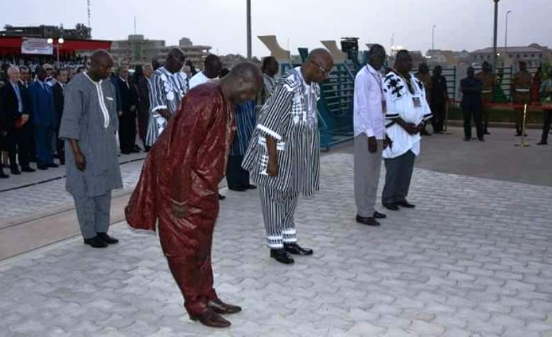 Zéphirin Diabré et Roch Kaboré s'inclinant devant la mémoire des martyrs. (Photo : MATDSI)