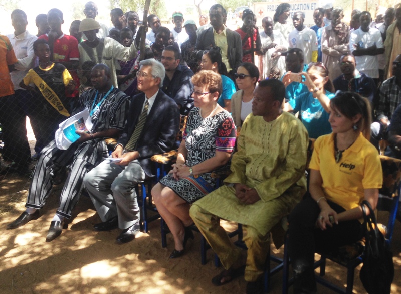 Les hôtes ont assisté à la séance de sensibilisation dans le village de Selbo.