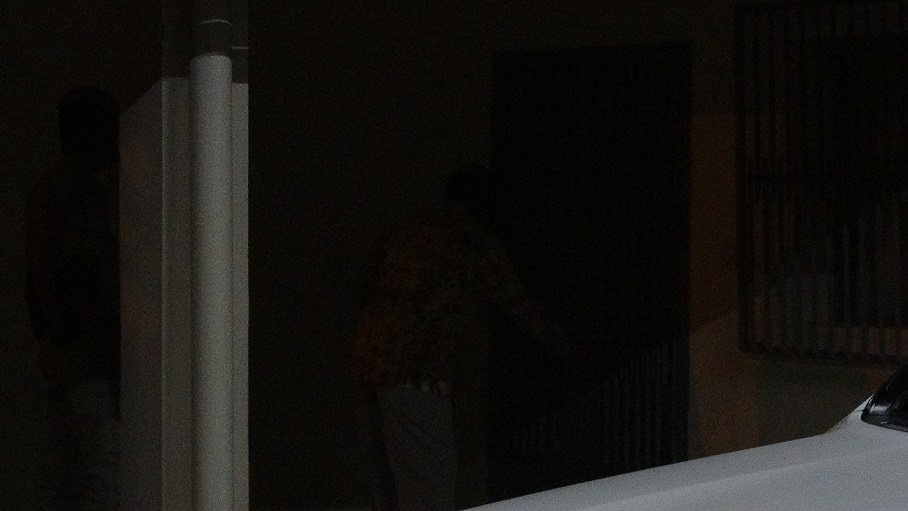 Dans la pénombre matinale, Simon Compaoré ferme la porte de sa maison