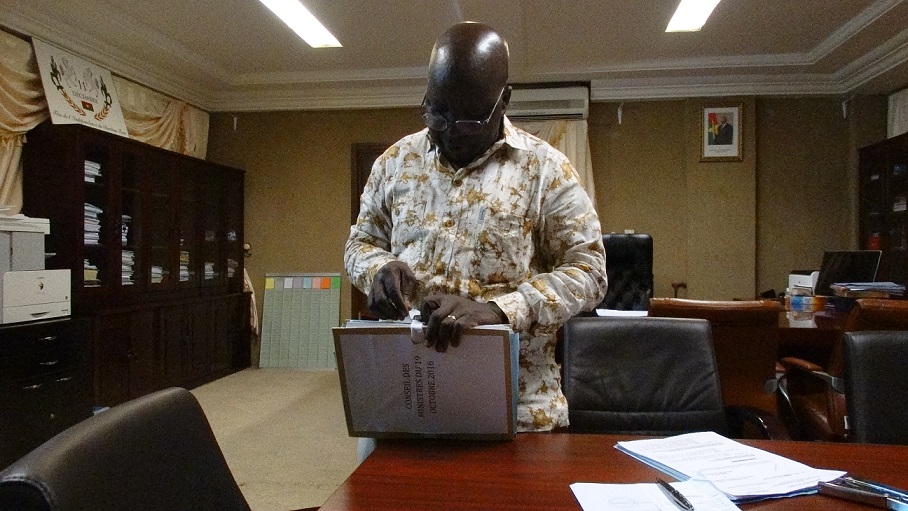 Le ministre prépare des dossiers à emporter à la maison