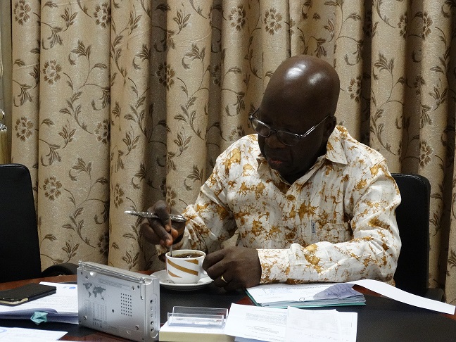 Un café comme petit-déjeuner pendant que la radio diffuse les informations en mooré