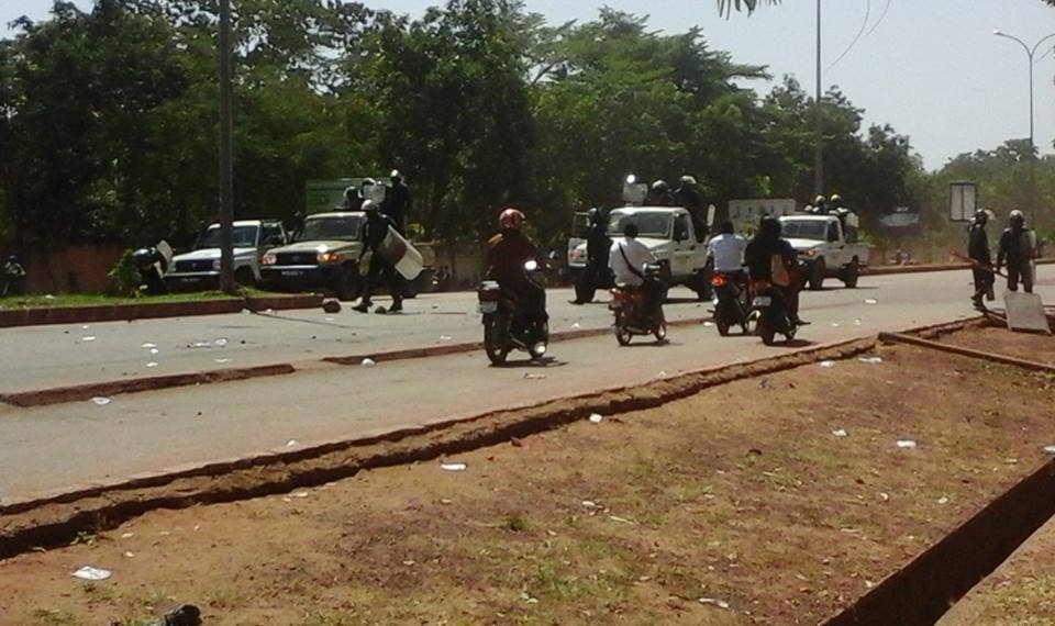 Les policiers ont pris position sur l'avenue Charles de Gaulle