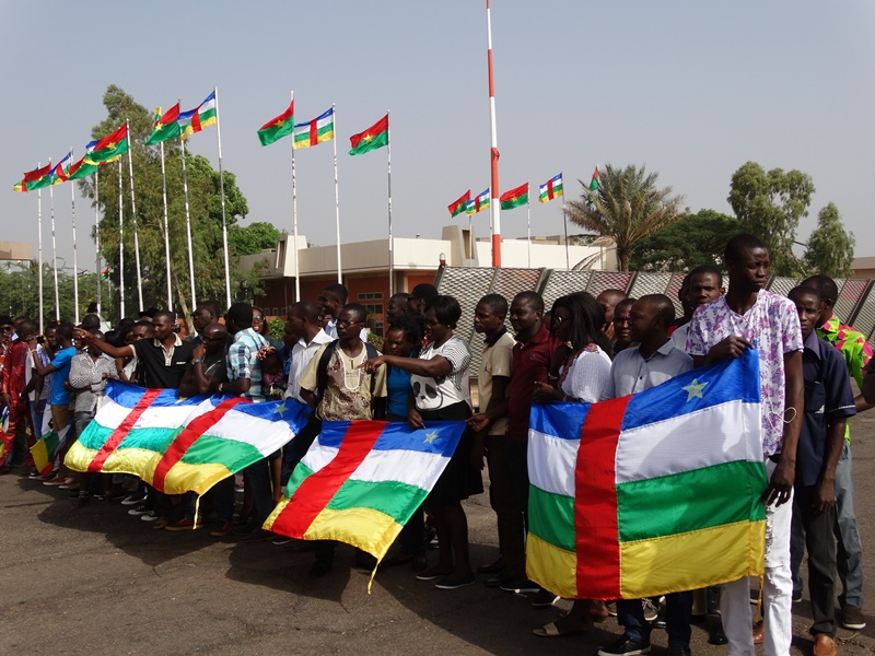 La communauté centrafricaine présente au Burkina est allée accueillir le Président à l'aéroport © Burkina24
