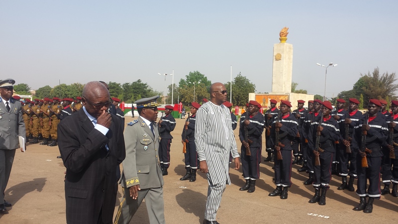 Le Président Kaboré, chef suprême des armées effectuant la revue des troupes. © Burkina24