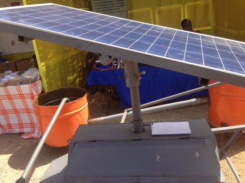Aperçu du système de pompage solaire exposé au FRSIT par Abdoulaye Ilboudo.