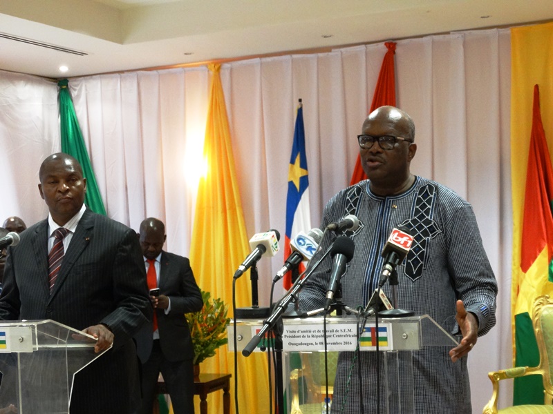 Les Présidents Rock Kaboré et Archange Touadera ont animé conjointement le point de presse après la signature de l'accord-cadre © Burkina24