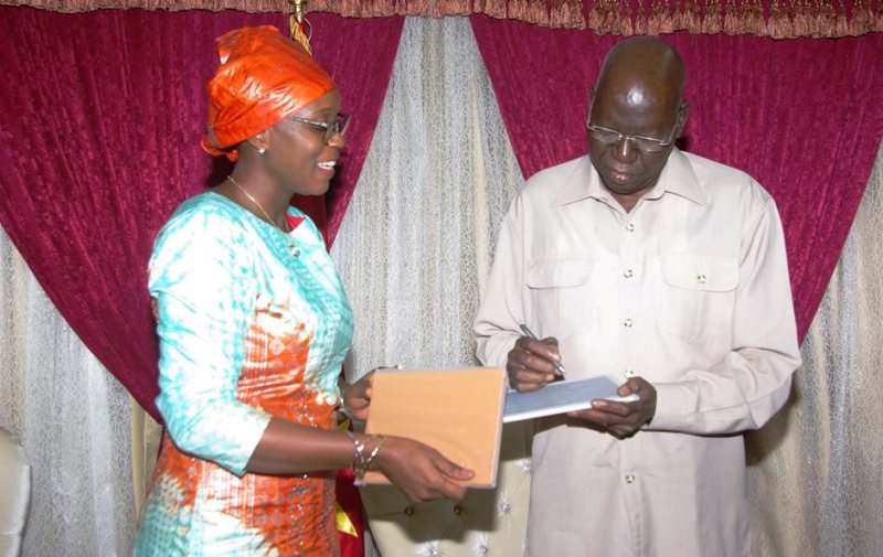 Aminata Sana/Congo ministre de l'économie numérique lors de la remise des tablettes au Président de l'Assemblée nationale.