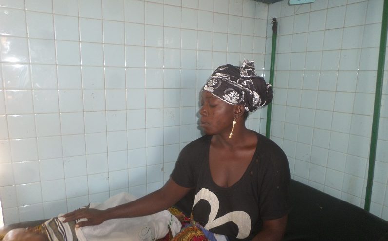 Une mère avec son enfant hospitalisé en pédiatrie