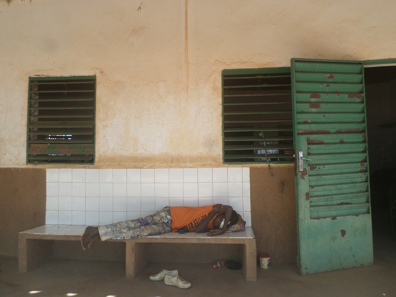 Ce patient couché devant l’ophtalmologie n’aura pas de consultation avant la fin de la grève