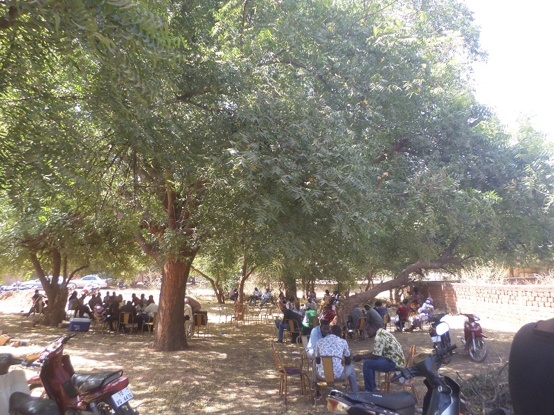 Au piquet de grève, les gréviste s’adonnent à des jeux de société