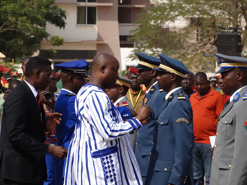 Un lieutenant de l'armée de l'air décoré par le Premier ministre Thiéba. © Burkina24