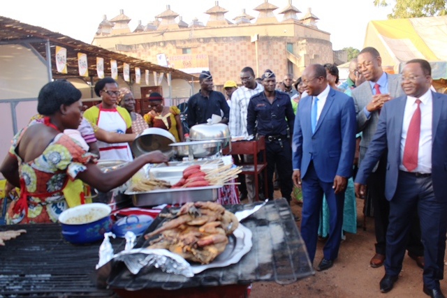 visite-des-stands-par-les-autorites-avec-la-presence-du-ministre-des-des-ressources-animales-et-halieutiques-sommanogo-koutou-le-ministre-de-lenvironnement-nestor-bassiere