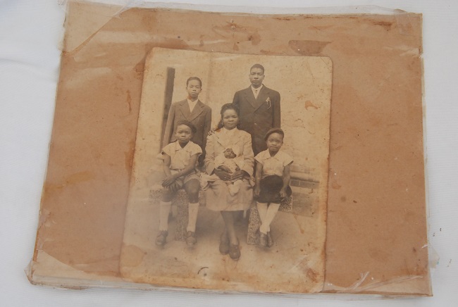 La famille de Bernadette Ouédraogo. Son père débout et sa mère au milieu. Elle n'était pas encore née à l'époque