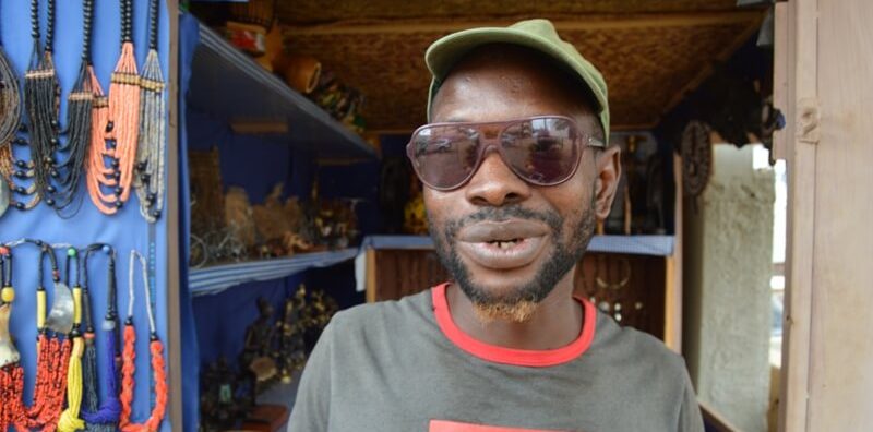Ibrahim Yaguibou, détenteur d’une galerie d’objet d’art en face de l’hôtel Bravia