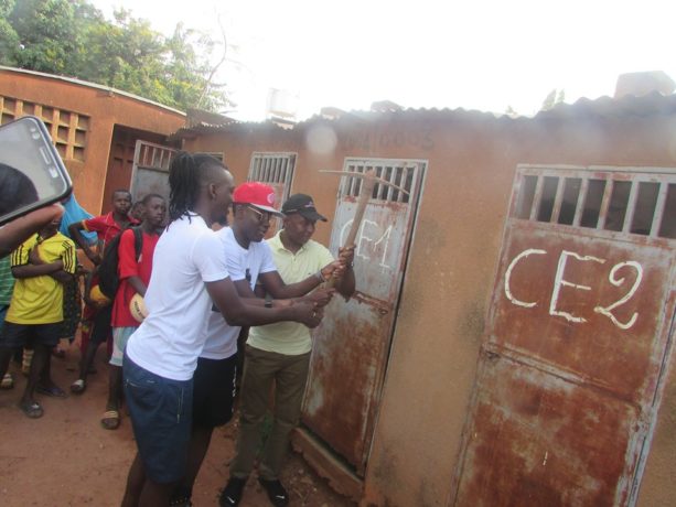 Alain et Bertrand Traoré lance les travaux de construction de latrines à l'école de Colsama
