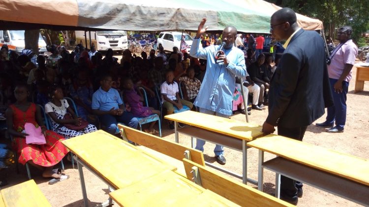 Remise de 110 tables bancs