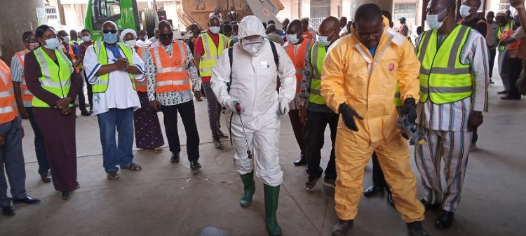 Le Maire de la ville de Ouagadougou, Armand Béouindé, a procédé au lancement ce mardi 31 mars à Rood Wooko, l'opération de nettoyage et de désinfection des marchés de la ville de Ouagadougou.