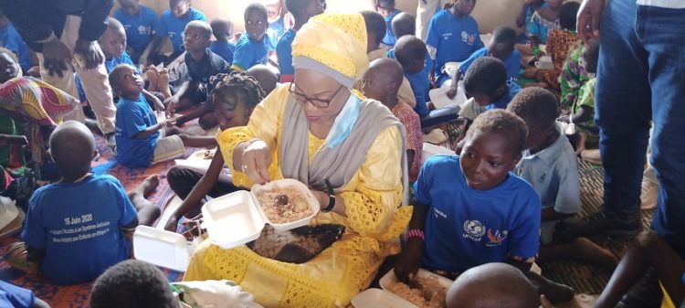 la ministre a partagé un repas communautaire avec les enfants déplacés internes 