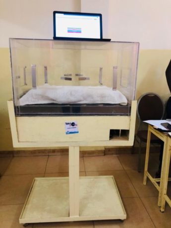 l’équipe du Burkina Faso a présenté un projet sur un incubateur néonatal