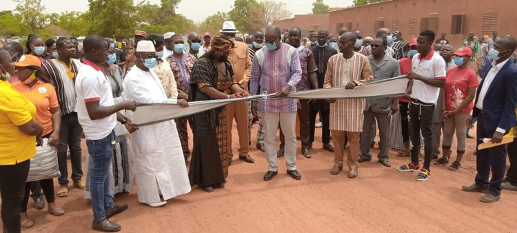 El Hadj Boukaré Ouédraogo offre des infrastructures éducatives et de pistes rurales à la commune