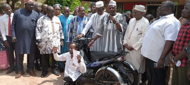 Amadou Cissé a reçu une moto de la part du CFOP