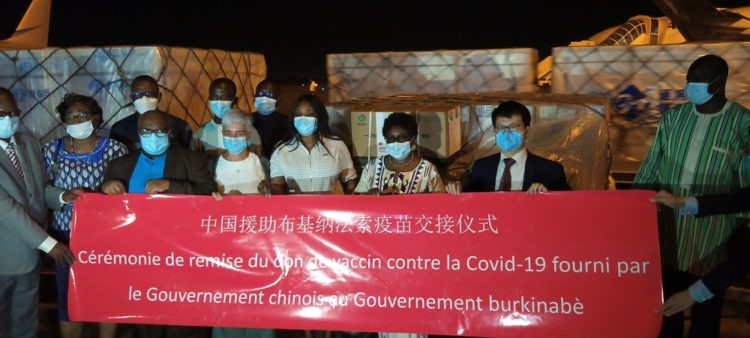 Le Burkina Faso reçoit 400 000 doses de vaccins chinois
