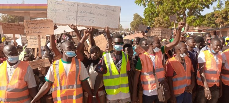 Des jeunes dans la rue pour exiger le report